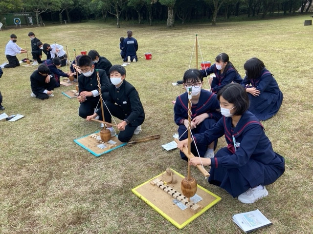 縄文の森で火起こし体験