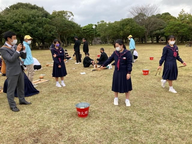 縄文の森で火起こし体験